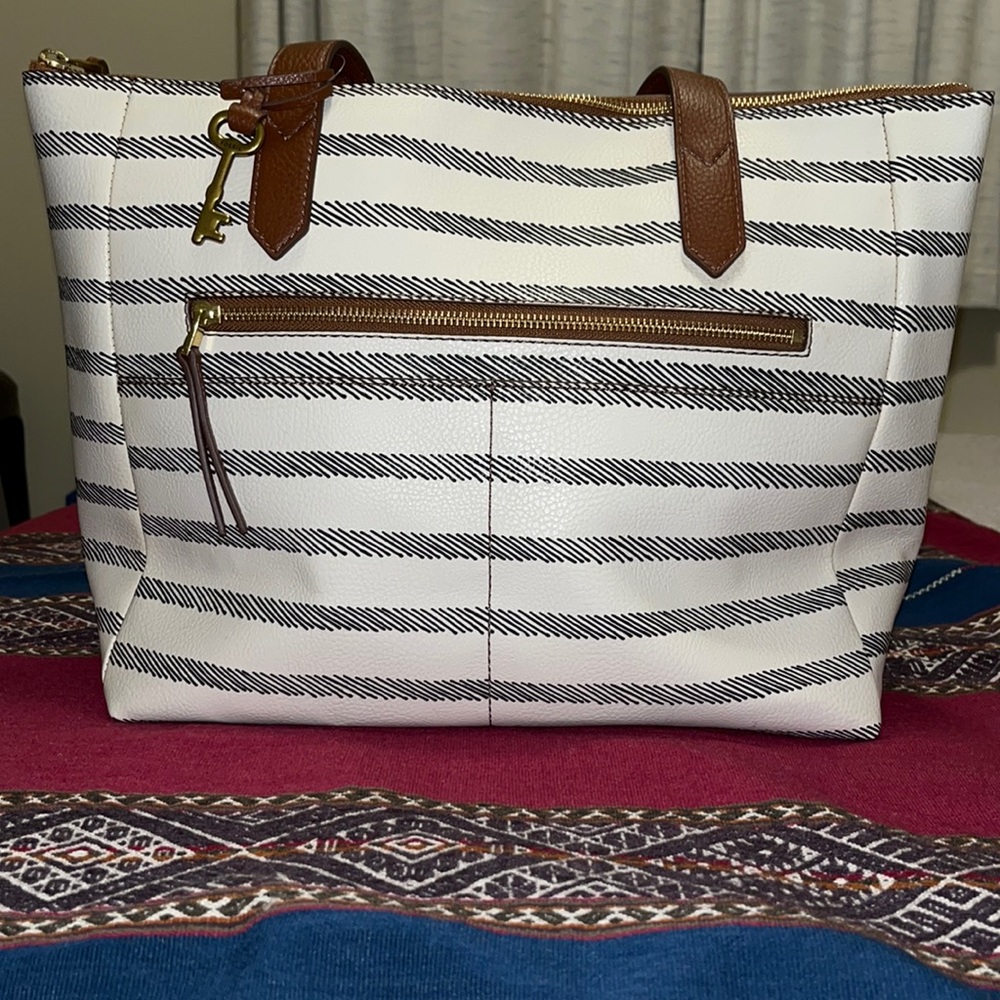Fossil tote